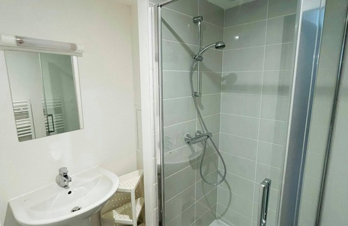 Barbatre Apartment | We Live In R - Suite 102