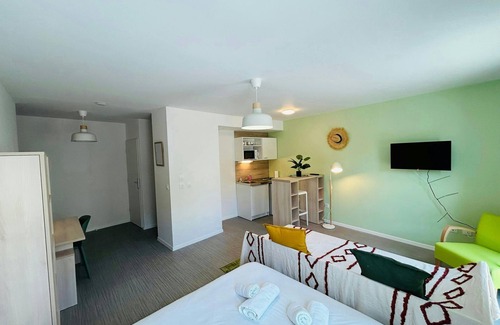 Barbatre Apartment | We Live In R - Suite 102