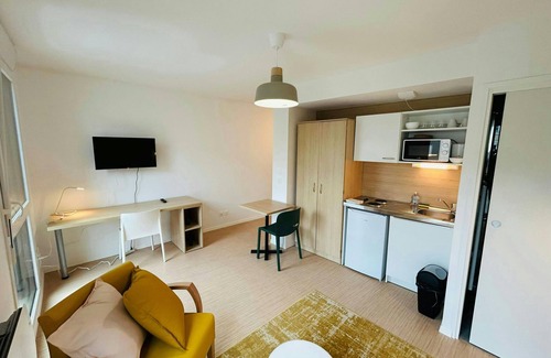 Barbatre Apartment | We Live In R - Suite 202