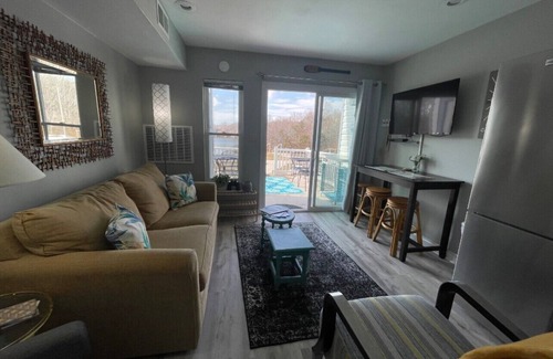 North Shore Condo | Week-end special - Fri, Oct 3, 2025 -Sun, Oct 5, 2025