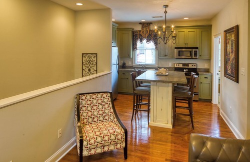 Historic District - North Cottage | WEEKNIGHT DISCOUNTS! Charming Carriage House w private Garage Parking!