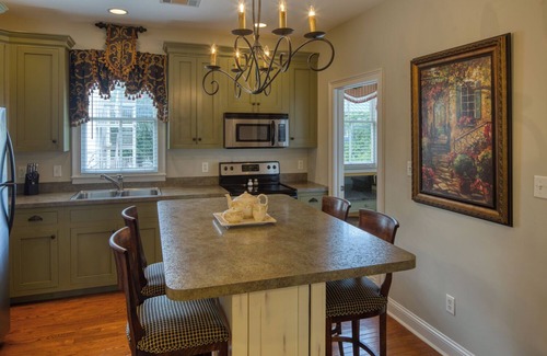 Historic District - North Cottage | WEEKNIGHT DISCOUNTS! Charming Carriage House w private Garage Parking!