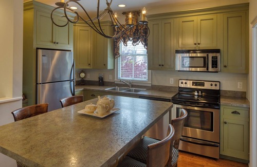 Historic District - North Cottage | WEEKNIGHT DISCOUNTS! Charming Carriage House w private Garage Parking!