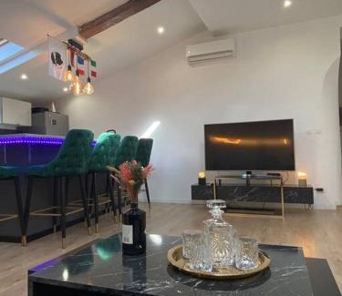 Jean-Medecin Apartment | Welcome to Matteo's Bar - Place Massena 5min beach