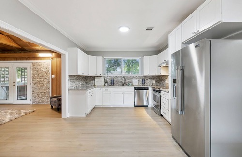 Mid City North House | Welcome to The Henderson House! Great for large groups and commercial housing!