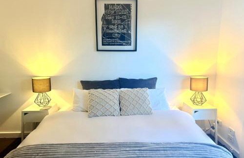 Glenroy House | Welcome to The Roy - Family home close to airport and train!