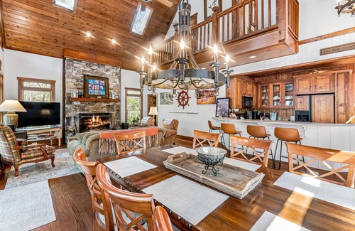 Lake Toxaway Cottage | Well-appointed home moments from award-winning Lake Toxaway Country Club.