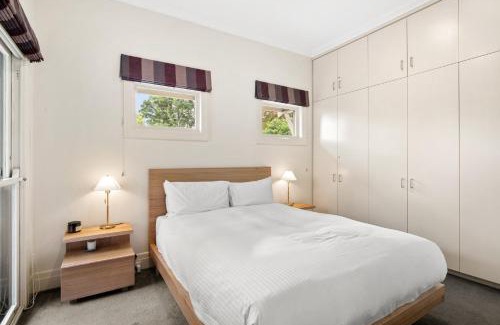 Kew East House | Wellness Escape- 1 Bed Home with Studio & Sauna