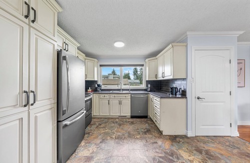 West Edmonton House | West End Gem – Sleep 6 -full house -Steps to WEM & Misericordia