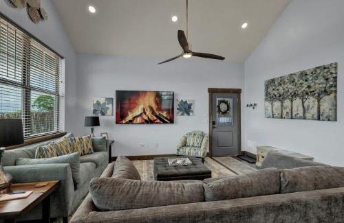 Fredericksburg House | West End Nest with Hot Tub!