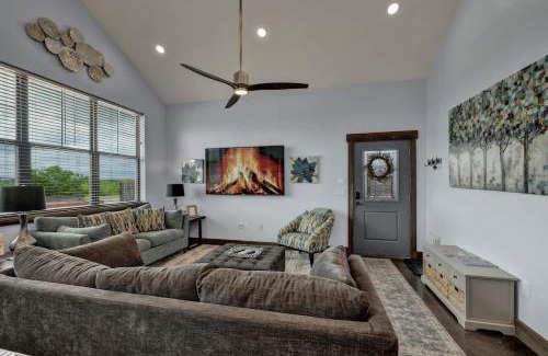 Fredericksburg House | West End Nest with Hot Tub!