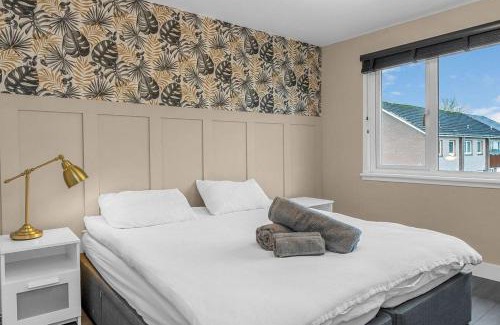 Whitburn Apartment | West Lothian 5 Beds + car space