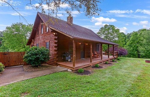 Nelsonville Cabin | White Pine - Cozy Cabin with Relaxing Hot Tub!