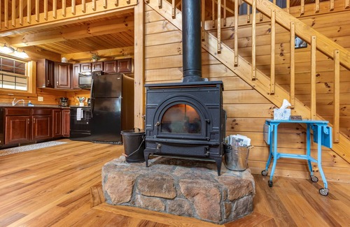 Nelsonville Cabin | White Pine - Cozy Cabin with Relaxing Hot Tub!