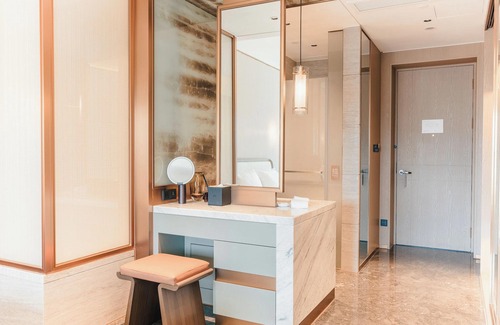 Chikan District Hotel | White Swan Hotel Zhangjiang