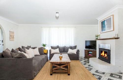 Callala Beach House | Whitewash I Pet Friendly I 5 Mins Walk to Beach