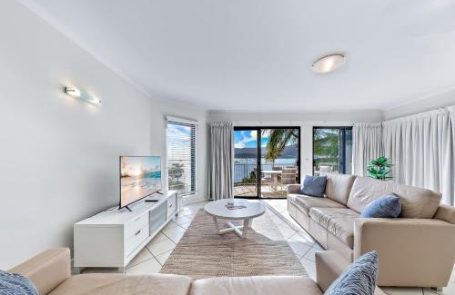 Airlie Beach Apartment | Whitsunday Beachfront Apartment on Broadwater