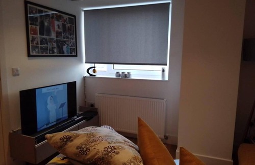 Fairfield Apartment | Whole Apartment 5mins to East Croydon & Concierge
