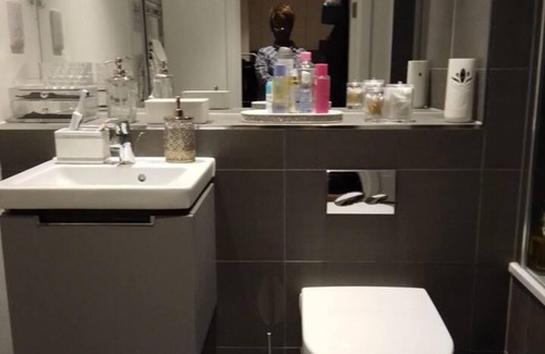 Fairfield Apartment | Whole Apartment 5mins to East Croydon & Concierge