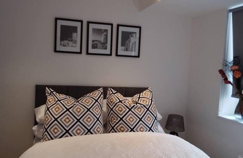 Fairfield Apartment | Whole Apartment 5mins to East Croydon & Concierge