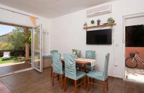 Pasman House | Whole estate just for you, 20m from sandy beach