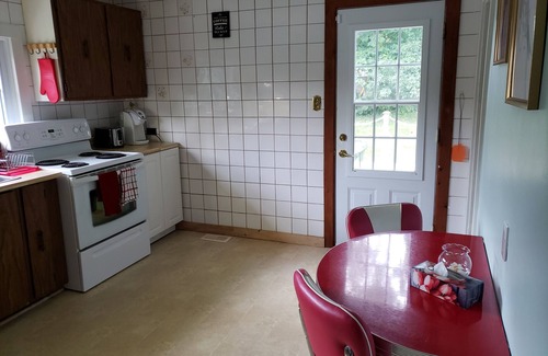 Orillia House | Whole house in Orillia 5 min walk to beach. 28 days or more rental.