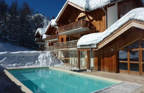 Les Orres Apartment | Wifi, ski-in/ski-out & foot of the slopes, fitness, swimming pool, terrace, parking, tv, ski locker
