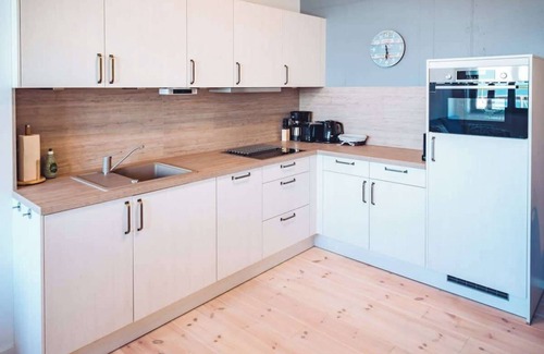Barth Apartment | Windrose Summary: Bod