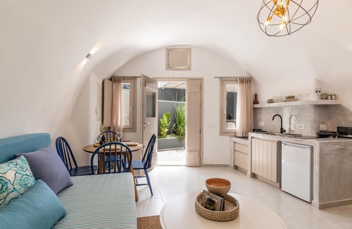 Pyrgos House | Wine and Yard Caves