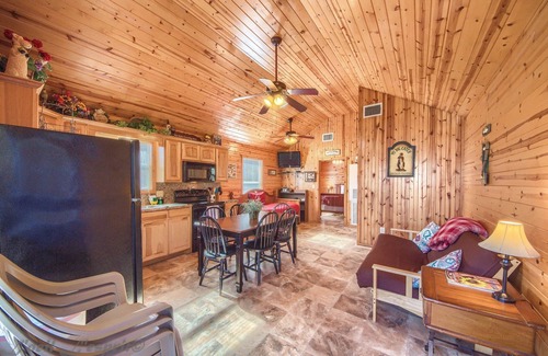 New Braunfels House | Wine Cup Rr9122wc 1 Bedroom Home by RedAwning