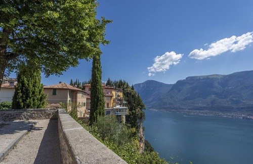 Arias Apartment | With a balcony, lake view and pool – Apartment Elka 8