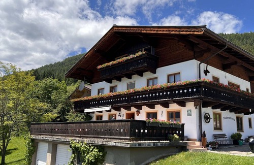 Schonbach Villa | Wonderful villa for 11 guests with WIFI, TV, terrace and panoramic view