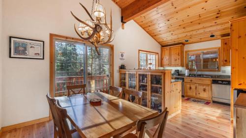 Truckee House | Wolfs Lair by AvantStay Swiss Chalet w Private Hot Tub Access to Northstar Resort Community
