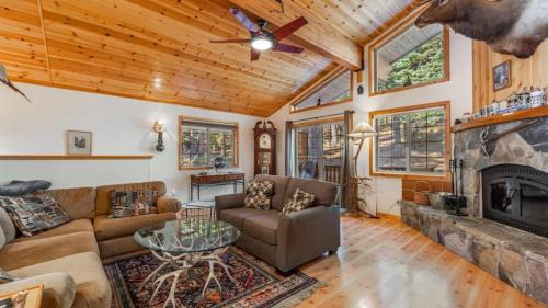 Truckee House | Wolfs Lair by AvantStay Swiss Chalet w Private Hot Tub Access to Northstar Resort Community
