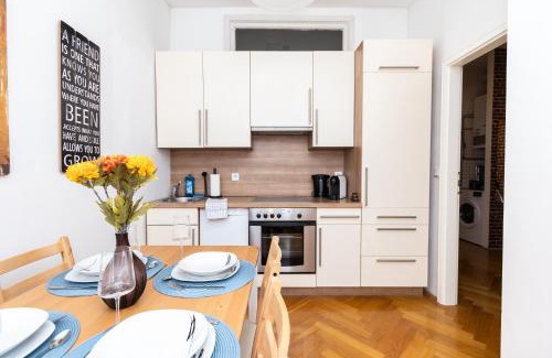Funfhaus Apartment | Wonderful apartment close to City Centre With Porch
