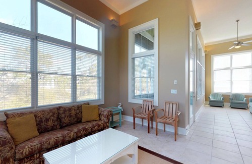 Plantation House | Wonderful dog-friendly home with elevator, grill, on-site outdoor pools and gym