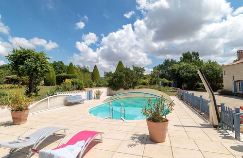 Mauze-sur-le-Mignon House | Wonderful private villa for 7 people with WIFI, private pool, TV, terrace and pets allowed