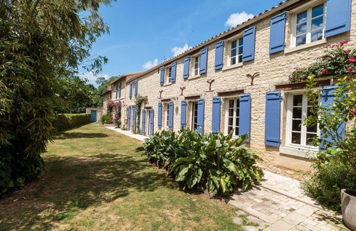 Mauze-sur-le-Mignon House | Wonderful private villa for 7 people with WIFI, private pool, TV, terrace and pets allowed