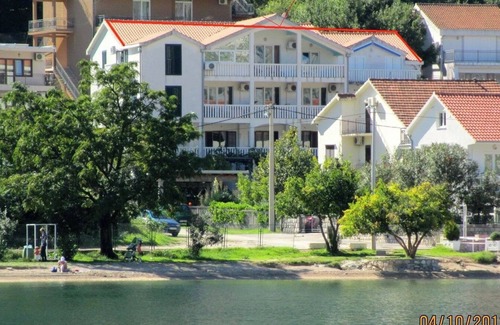 Donji Stoliv Apartment | Wonderful Location 50 meters from the sea with car parking