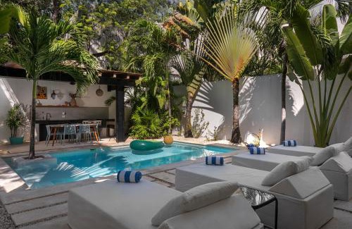 La Veleta Villa | Wonderful Tropical Home 3BR, Garden, Private Pool.