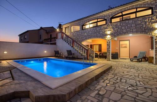 Liznjan Villa | Wonderful villa Dvori with private pool for 12 persons near Pula