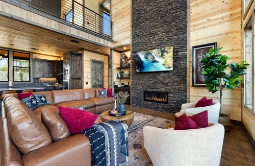 Broken Bow Cabin | Wonderstruck Luxury Cabin🌟Best Lake Views!Hike to River,Hot Tub,Playset,Gameroom
