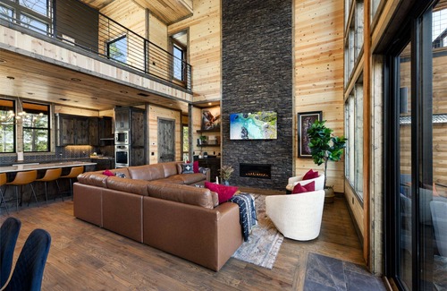 Broken Bow Cabin | Wonderstruck Luxury Cabin🌟Best Lake Views!Hike to River,Hot Tub,Playset,Gameroom