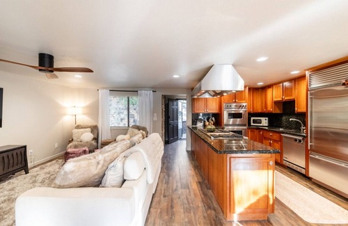 Munds Park Cabin | Woodsy 4BR Retreat w/Hot Tub | Near Trails