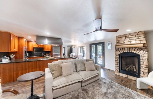 Munds Park Cabin | Woodsy 4BR Retreat w/Hot Tub | Near Trails