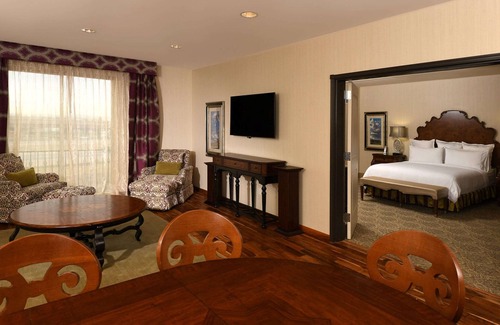 Aurora Hotel | Woolley’s Classic Suites