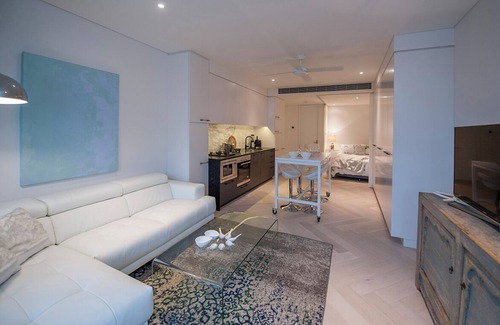 Woolloomooloo Apartment | Woolloomooloo - WMLOO - Cowper Wharf Road - Stylish Studio with Balcony, BBQ Parking by Woolloomooloo Wharf