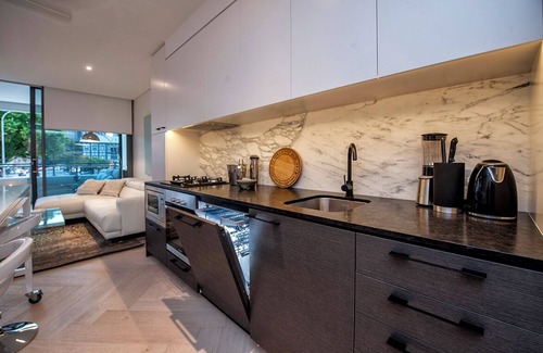 Woolloomooloo Apartment | Woolloomooloo - WMLOO - Cowper Wharf Road - Stylish Studio with Balcony, BBQ Parking by Woolloomooloo Wharf