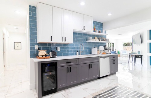 Southwest House | WPB Elegant 5BR with Hot Tub and Fire Pit Near Beach
