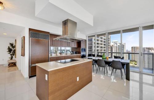 Downtown Miami House | Wrap around Bay View, W Hotel Luxury 2BR 2BA, Pool, Spa, Free Gym Classes